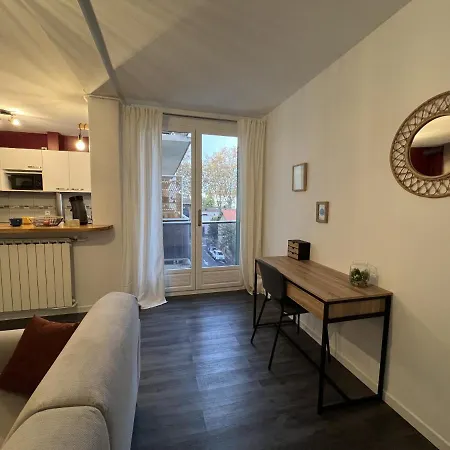 Le Valentin : T3 Proche Metro Apartmán