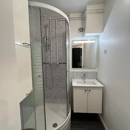 Le Valentin : T3 Proche Metro Appartement